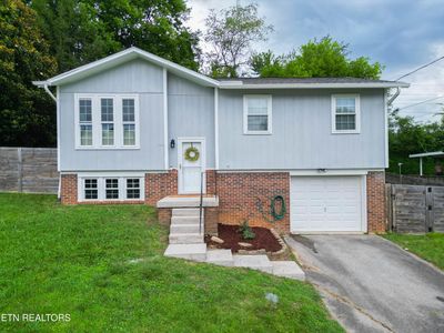 6105 Travis Dr