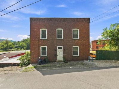 32 Brown St