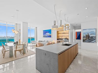 725 NE 22nd St #PENTHOUSE 3C