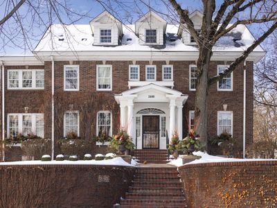 2400 W Lake Of The Isles Pkwy