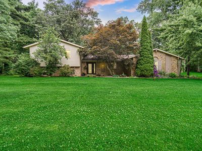 495 Meadowwood Dr