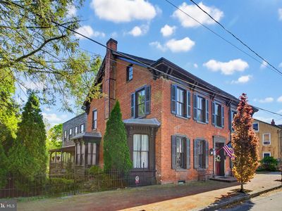 225 W Market St