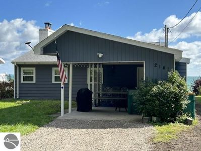 2141 Douglas Dr