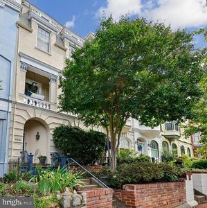 126 E St SE