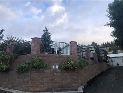 306 SE Hillcrest Dr