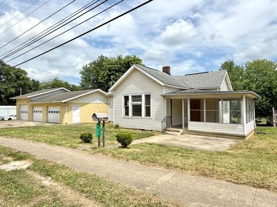 827 E Main St