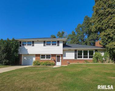 2823 W Greenbrier Ln