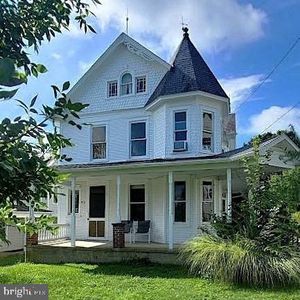 52 E Main St
