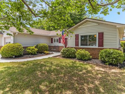 215 Lakeside Cir