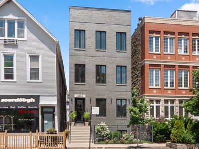 2254 W Roscoe St #1
