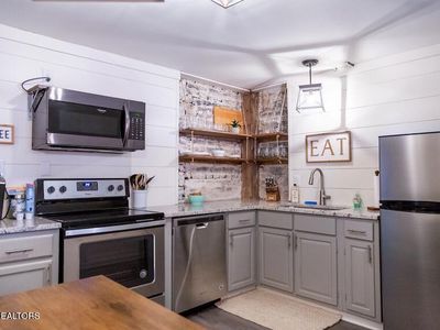 109/115 E Glenwood Ave
