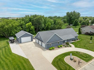 2490 Meadow View Dr