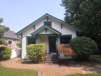1611 Oakes Avenue