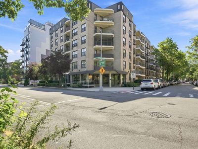 1874 Pelham Pkwy S