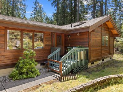 606 E Pointes Drive W