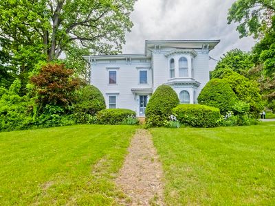 109 College St