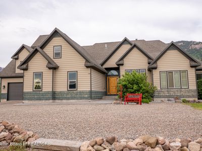 61 Astorian Ln