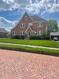 221 E Muntz Ave
