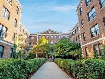 66 Queensberry St APT 420