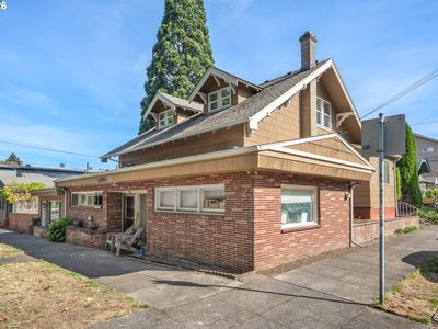 906 NE 24th Ave