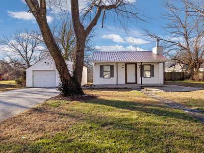 1921 N Lonepine Avenue