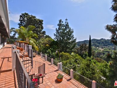 2901 Benedict Canyon Dr