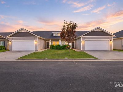 1077/1075 Easy Ave