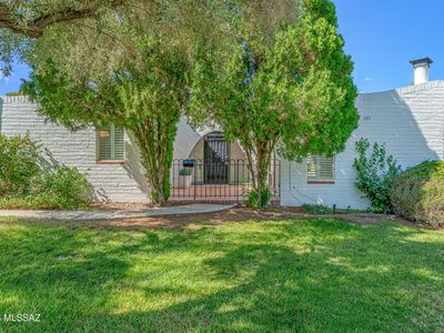 621 W Las Lomitas Rd