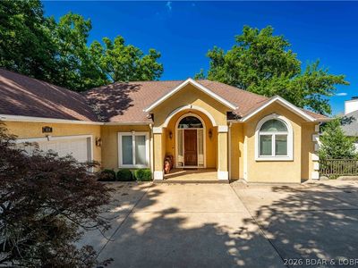 858 Via Del Lago Dr