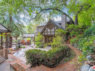 3041 E Chevy Chase Dr