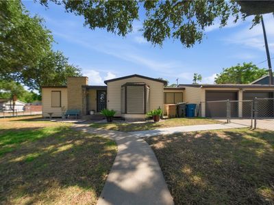 466 Macleod Dr