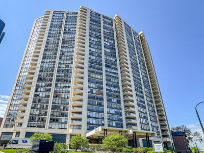 3930 N Pine Grove Ave APT 1805