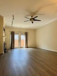 850 Threadneedle St APT 80