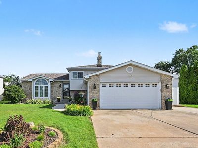 Property at 2509 Waterford Dr, Crest Hill, IL