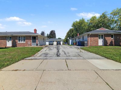 121 W Glenbrook Dr