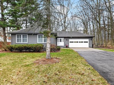 5569 Lakeshore Rd