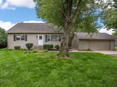 Property at 695 Eastview Dr, Robins, IA