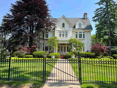 402 E Wisconsin Ave