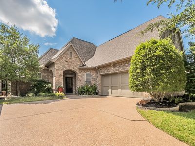 210 La Fontaine Ln