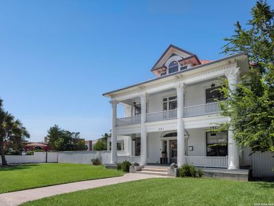 321 E Dewey Place