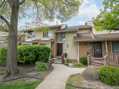 Property at 5590 Hillcrest Cir W, West Bloomfield, MI