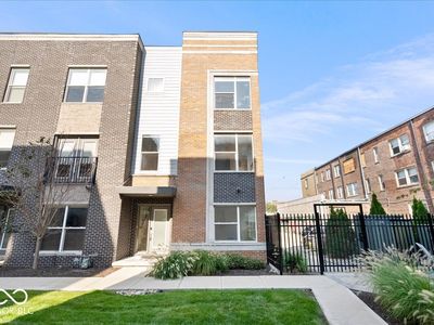 739 Perth Ln
