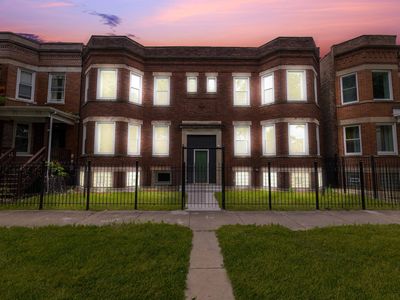 1421 E 69th Pl