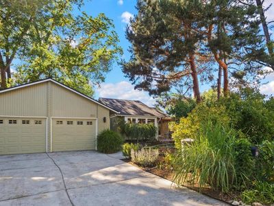 3511 N Barberry Dr