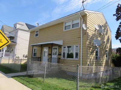 694 Johnstone St