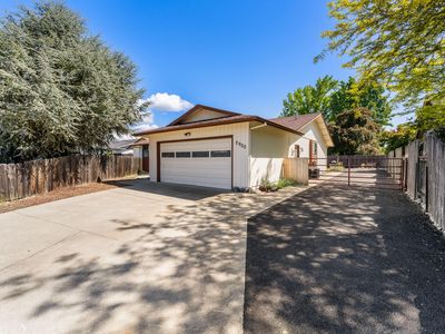 2900 Lois Ln