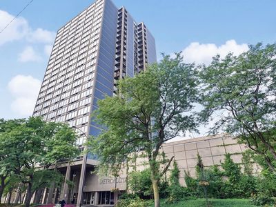 5320 N Sheridan Rd APT 2403