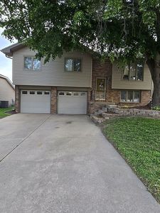 621 W Burt Dr
