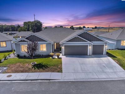 Property at 804 Trellis St, Grandview, WA