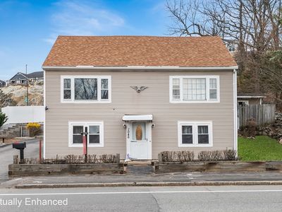 1046 Main St